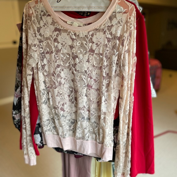 Bundle of cute shirts to go out or to the office - Picture 4 of 5